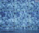 Το κάτω μέρος μιας πισίνας με τα μπλε πλακάκια της. Η πισίνα είναι ένας καλός τρόπος για να δροσιστείτε τις ζεστές μέρες του καλοκαιριού
